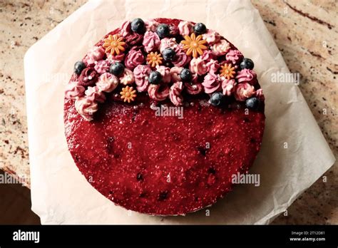 Rote Deko auf schwarzer Torte: Fondant, Beeren, Glitzer