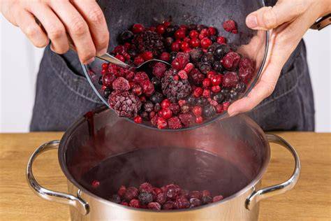 Rote Grütze: Beerenmix im Topf