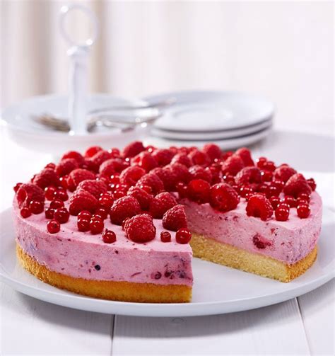 Rote Grütze Kuchen mit Quark mit frischen Beeren und cremigem Belag