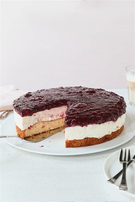 Rote Grütze Torte, Anschnitt mit Beeren und Sahne, Schritt-für-Schritt