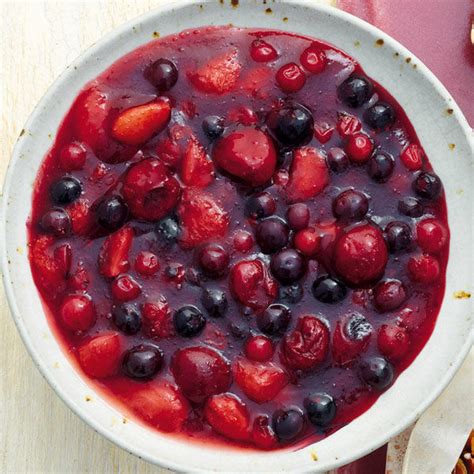 Rote Grütze Zutaten: Beeren und Vanilleschote