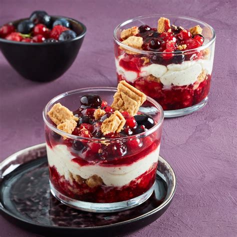 Rote Grütze als Schichtdessert mit Joghurt und Haselnusskrokant