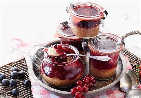Rote Grütze im Glas mit Spekulatiuskrümeln