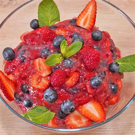Rote Grütze selbst gemacht mit frischen Beeren