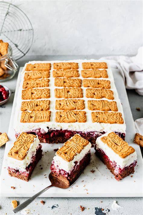 Rote Zuckerguss-Dekore auf Kuchen und Keksen: Linien, Fluten, Marmorieren