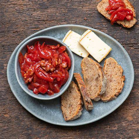 Rote Zwiebel Chutney auf Brot mit Käse