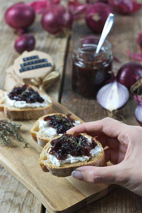 Rote Zwiebelmarmelade auf Bauernbrot mit Tomino