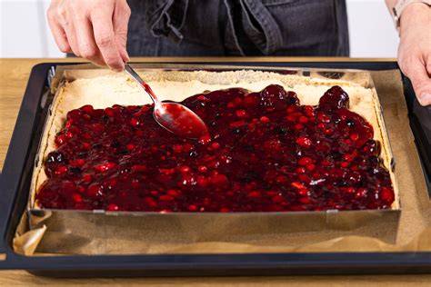 Rote-Grütze-Kuchen auf Teller mit Beeren