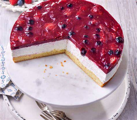 Rote-Grütze-Torte angeschnitten