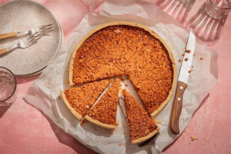 Roter Linsenkuchen aufgeschnitten