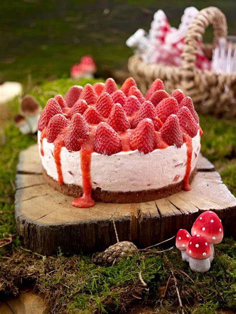 Rotkäppchen-Torte als Märchenkuchen mit Erdbeer-Kappe