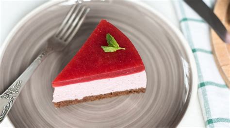 Rotkäppchen-Torte mit rotem Guss