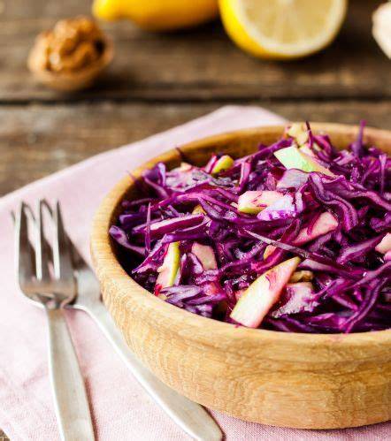 Rotkohl als köstlicher Rohkostsalat mit Apfelspalten und Nüssen