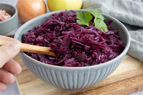 Rotkohl im Glas, Zutaten und Küchenutensilien auf dem Tisch
