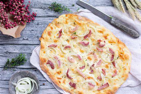 Rotkohlgericht als Burger-Topping und Flammkuchen