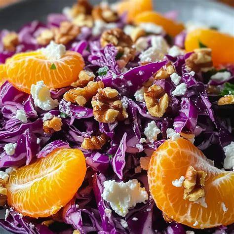 Rotkohlsalat als gesunde, farbenfrohe Mahlzeit