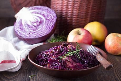 Rotkraut im Topf mit Apfel und Cranberrys