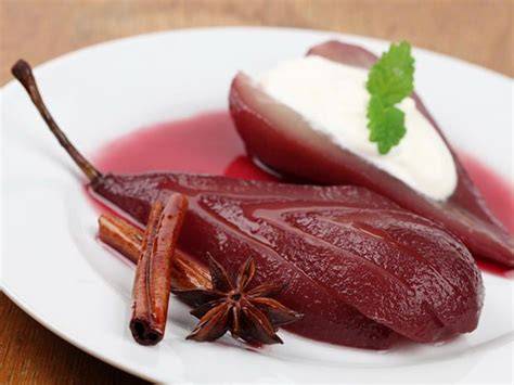 Rotweinbirnen und Backpflaumen in Rotwein als Dessert