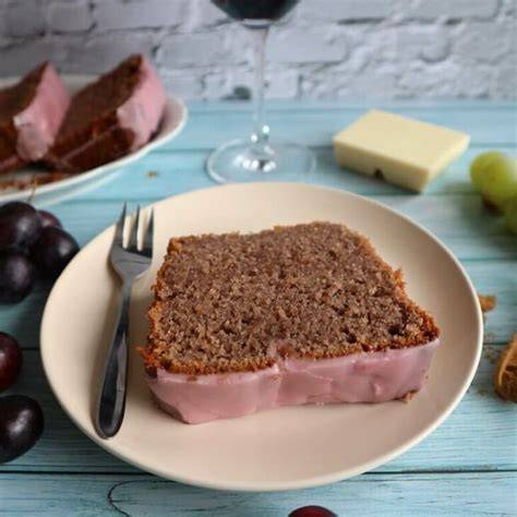Rotweinkuchen mit Schokoladenglasur und Puderzucker bestreut