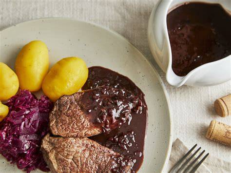 Rotweinsauce mit Schalotten und Trüffel verfeinert