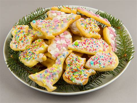 Royal Icing Linien und bunte Streusel auf Butterplätzchen