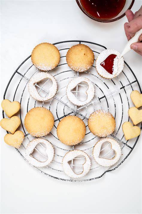 Royal Icing in Spritzbeutel und verzierte Nikolaus Plätzchen