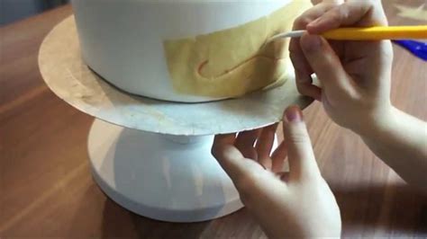 Royal Icing-Dekoration auf Fondant-Torte