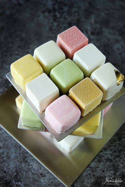 Rubik's Cube Würfelkuchen: verschiedene Glasuren und Farben