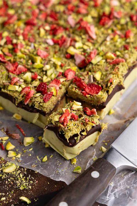 Ruby Chocolate Bites mit Pistazien und gefriergetrockneten Erdbeeren