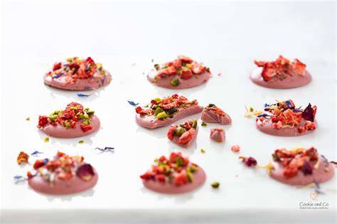 Ruby Chocolate Bites mit gefriergetrockneten Erdbeeren und Pistazien
