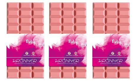 Ruby Kakaobohnen und rosa Schokoladentafel