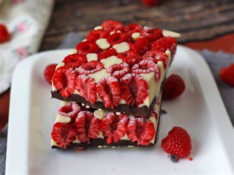 Ruby-Schokoladentafel mit Himbeeren