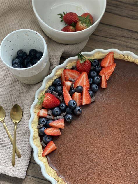 Ruby-Schokoladentarte mit Beeren