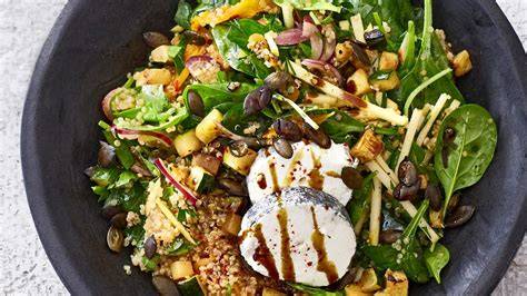 Rucola-Kohlrabi-Salat mit Kürbiskernen
