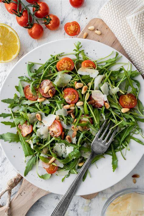 Rucola-Salat mit Pflaumen- oder Pfirsich-Carpaccio