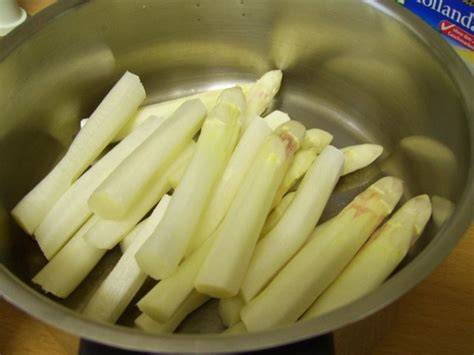 Rucola-Salat und gedämpfter Spargel als Beilage