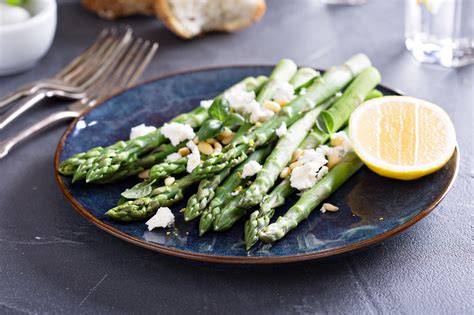 Rucola-Salat und gegrillter Spargel als Beilage