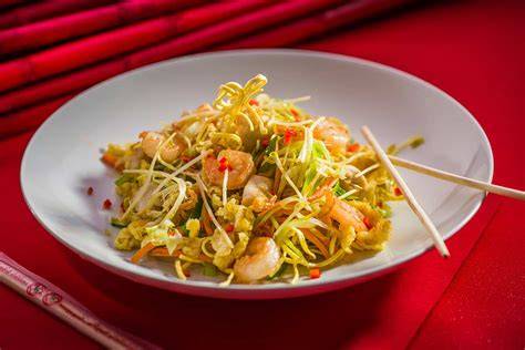 Rucolaspaghetti und knusprig gebratene Garnele mit Schaum