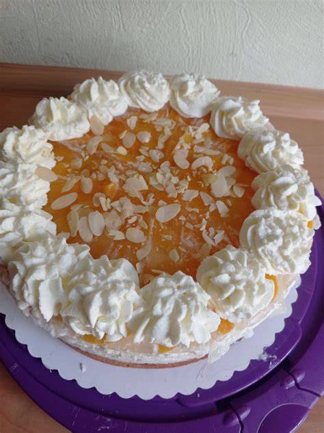 Ruf Käse-Sahne-Torte angeschnitten auf Tortenplatte