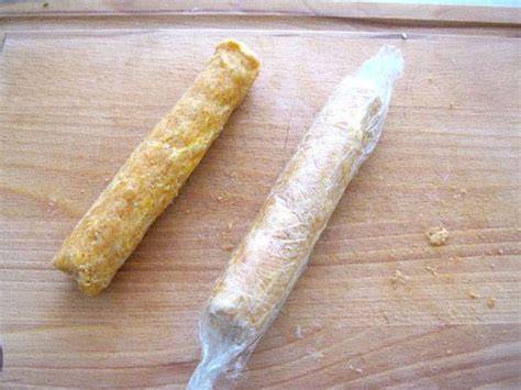 Ruhezeit: Gekühlte Teigrolle für Parmesan Kekse in Folie gewickelt