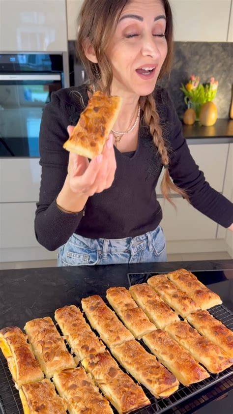 Ruhrkuchen auf dem Backblech mit braunem Zucker