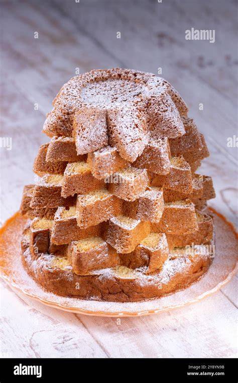 Ruhrkuchen in Scheiben auf einem Holzteller, dekoriert mit Puderzucker