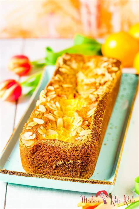 Ruhrkuchen mit Mandeln und Orangen auf der Tafel