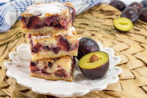Rumänische Dessert-Auswahl (Găluște cu prune, Plăcintă dulce, Salam de biscuiți)