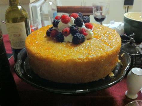 Rum Cake Anschnitt mit Sirup und Früchten