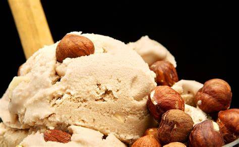 Rum-Traube-Nuss Eis mit Haselnuss-Variegato