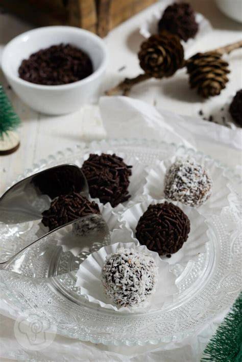 Rumkugeln auf einer Etagere mit Schokostreuseln und Kokosraspeln