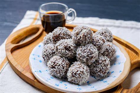 Rumkugeln mit Kokosflocken und Schokostreuseln