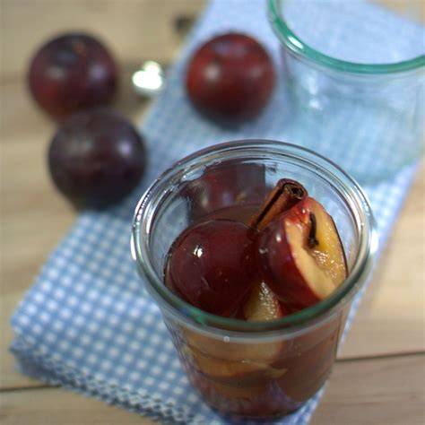 Rumpflaumen im Frühstücksglas