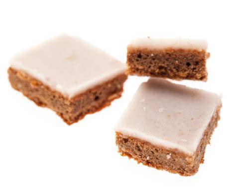 Rumschnitten auf Backblech mit Kakao-Rum-Glasur und Schnittmarken